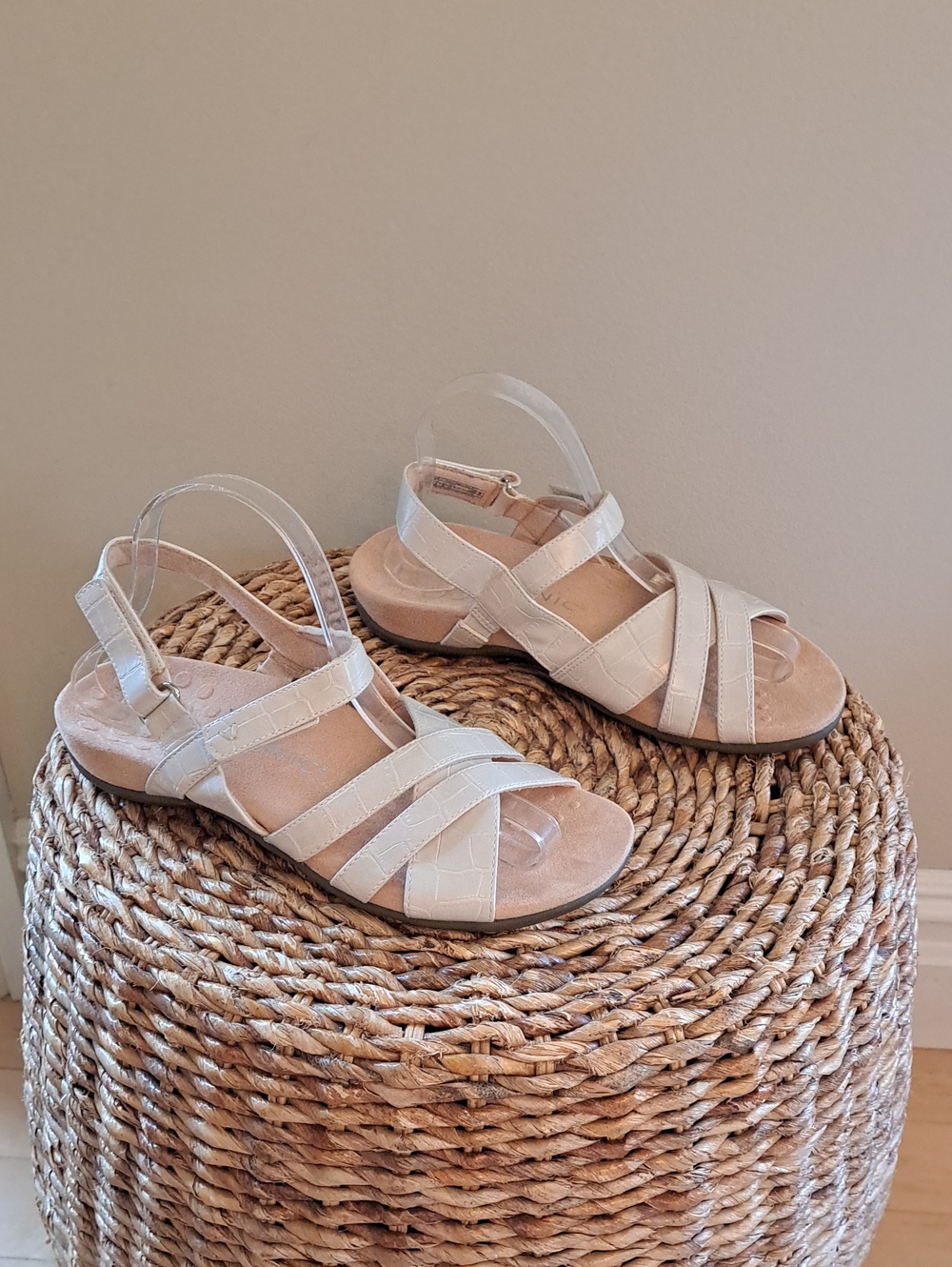 NWOT VIONIC Womens Mirabi Summer/Vacation Ivory Alligator Print Sandals ‎ 8